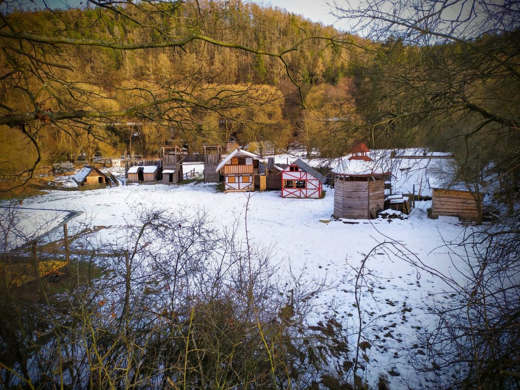 Fantasy vesnička v zimě 2020